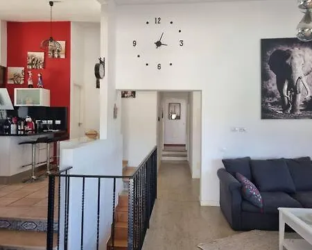 Grosses Haus Mit Garten Und Blick Auf Kanarische Huegellandschaft